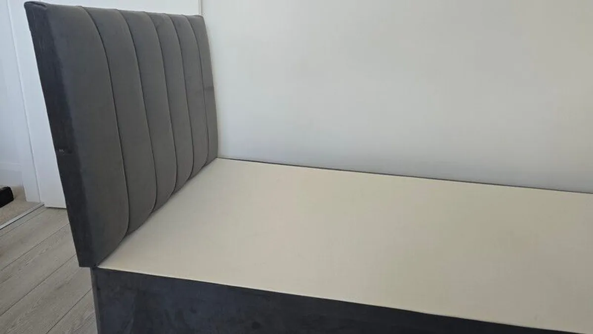 Single bed with headboard and mattress - Image 1