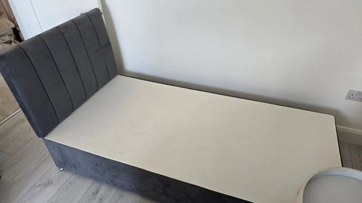 Single bed with headboard and mattress - Image 2