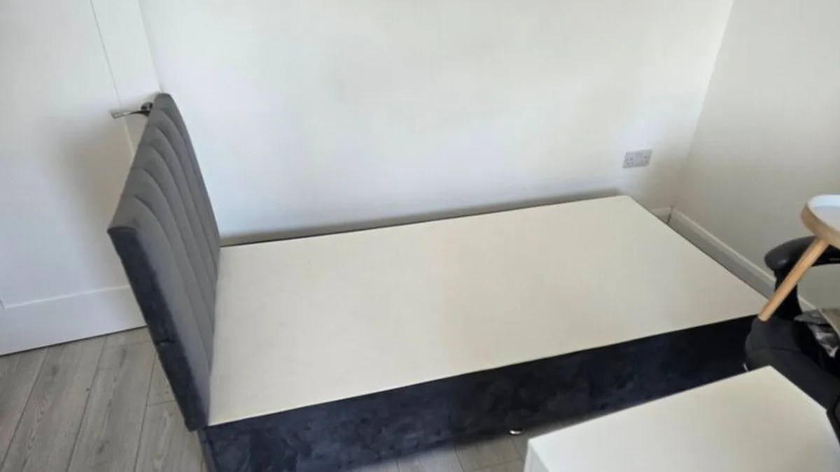 Single bed with headboard and mattress - Image 3