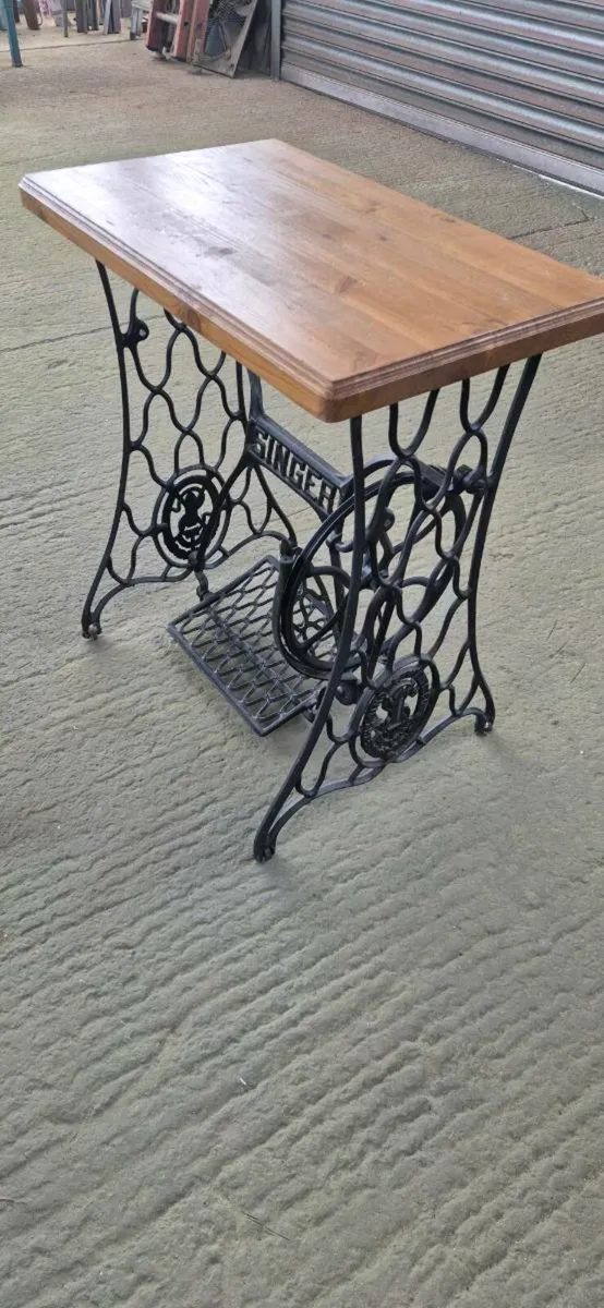 Singer table - Image 1
