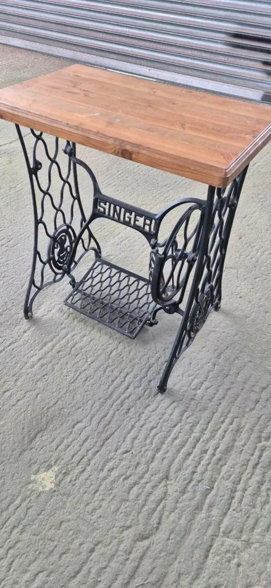 Singer table - Image 2