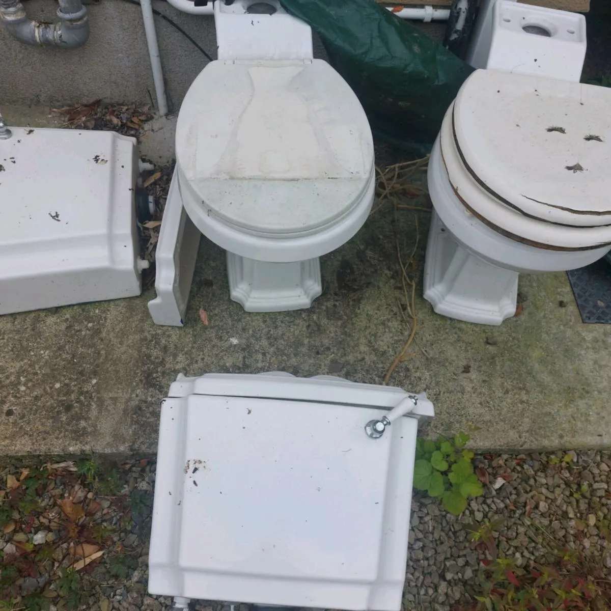 Toilets and matching sinks two of each - Image 2