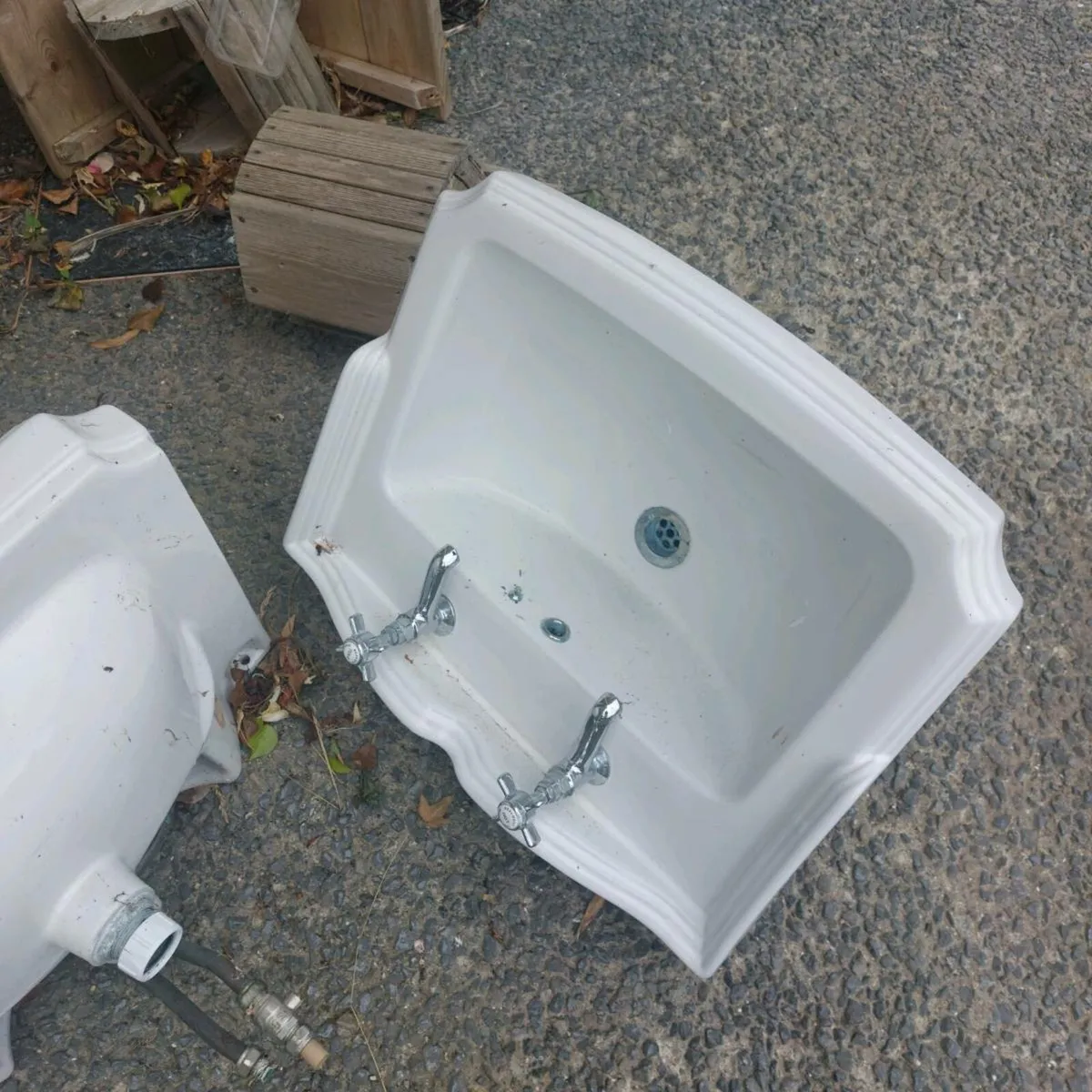 Toilets and matching sinks two of each - Image 1