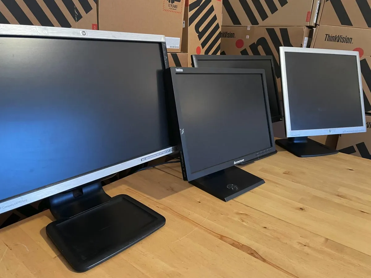 Lenovo & HP Assorted 19" Computer Flatscreens - Image 3