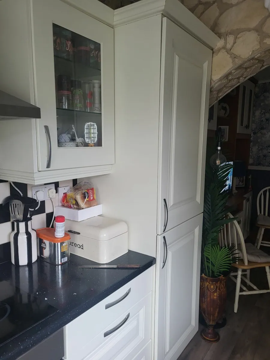 Kitchen units and counter tops - Image 1