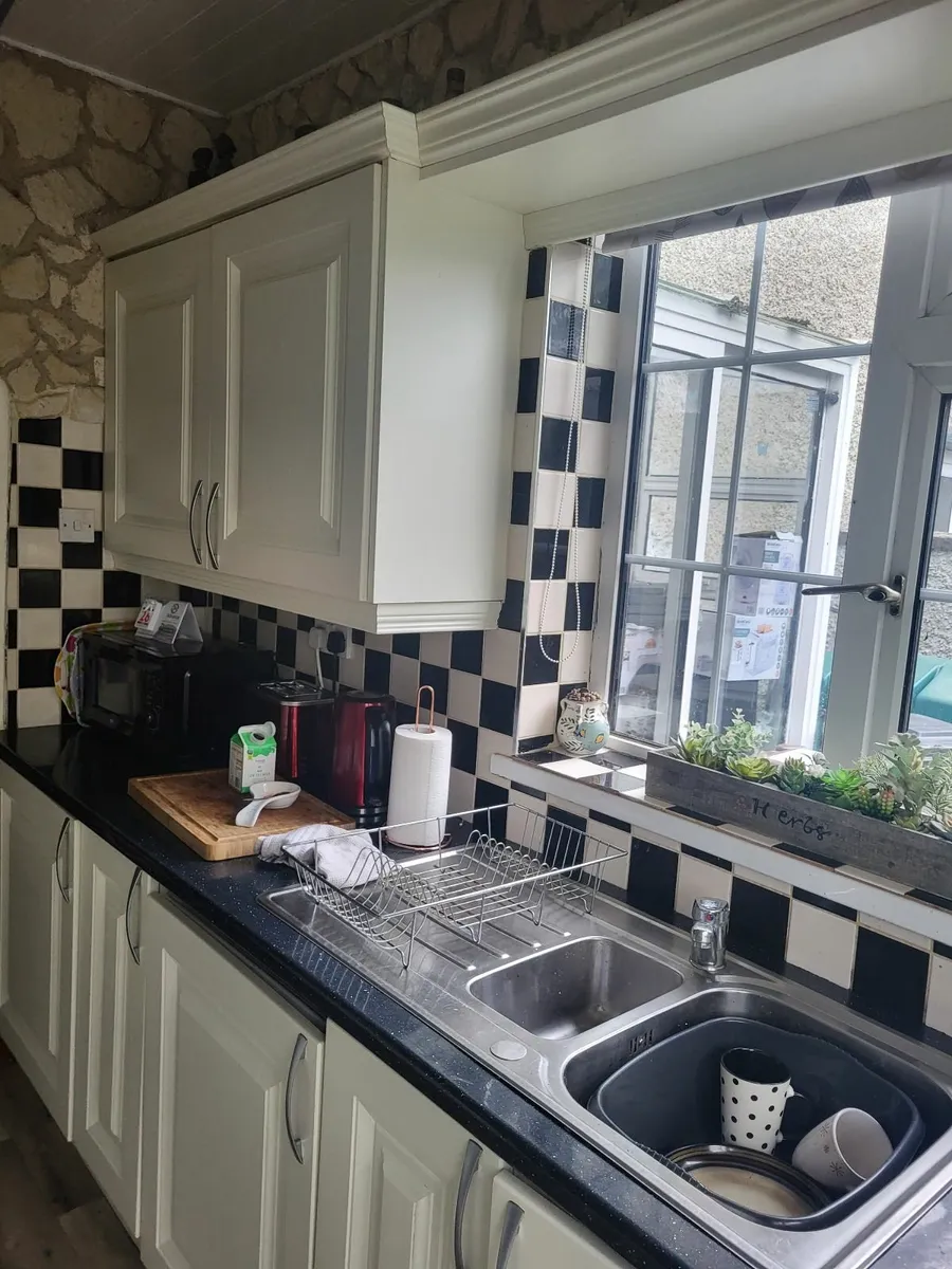 Kitchen units and counter tops - Image 2