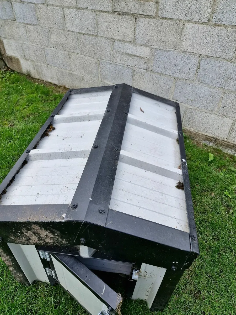 Dog shed - Image 1