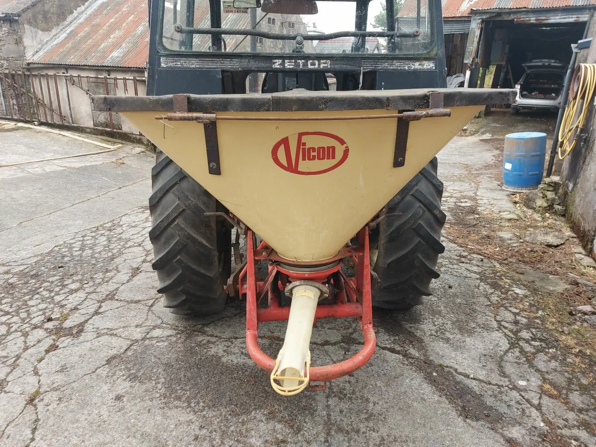 Vicon Manure Spreader with lid - Image 1