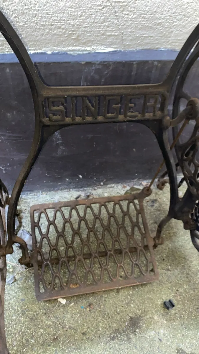 Singer sewing machine and stand - Image 1