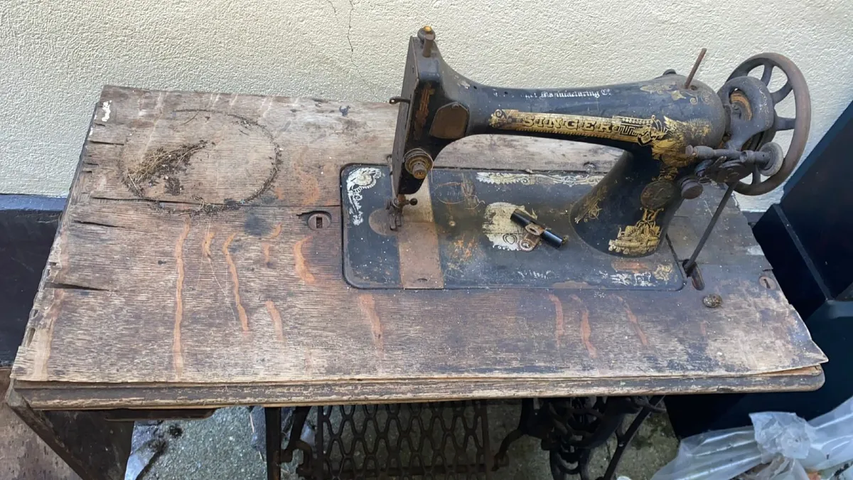 Singer sewing machine and stand - Image 2