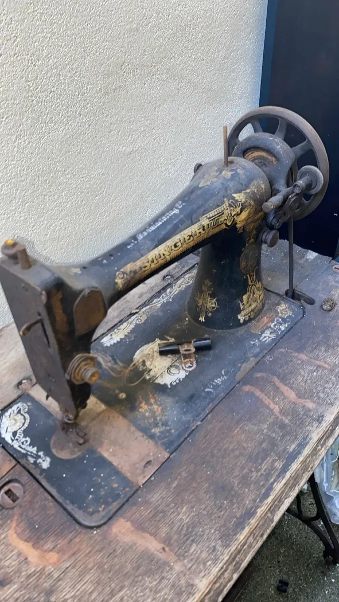 Singer sewing machine and stand - Image 3