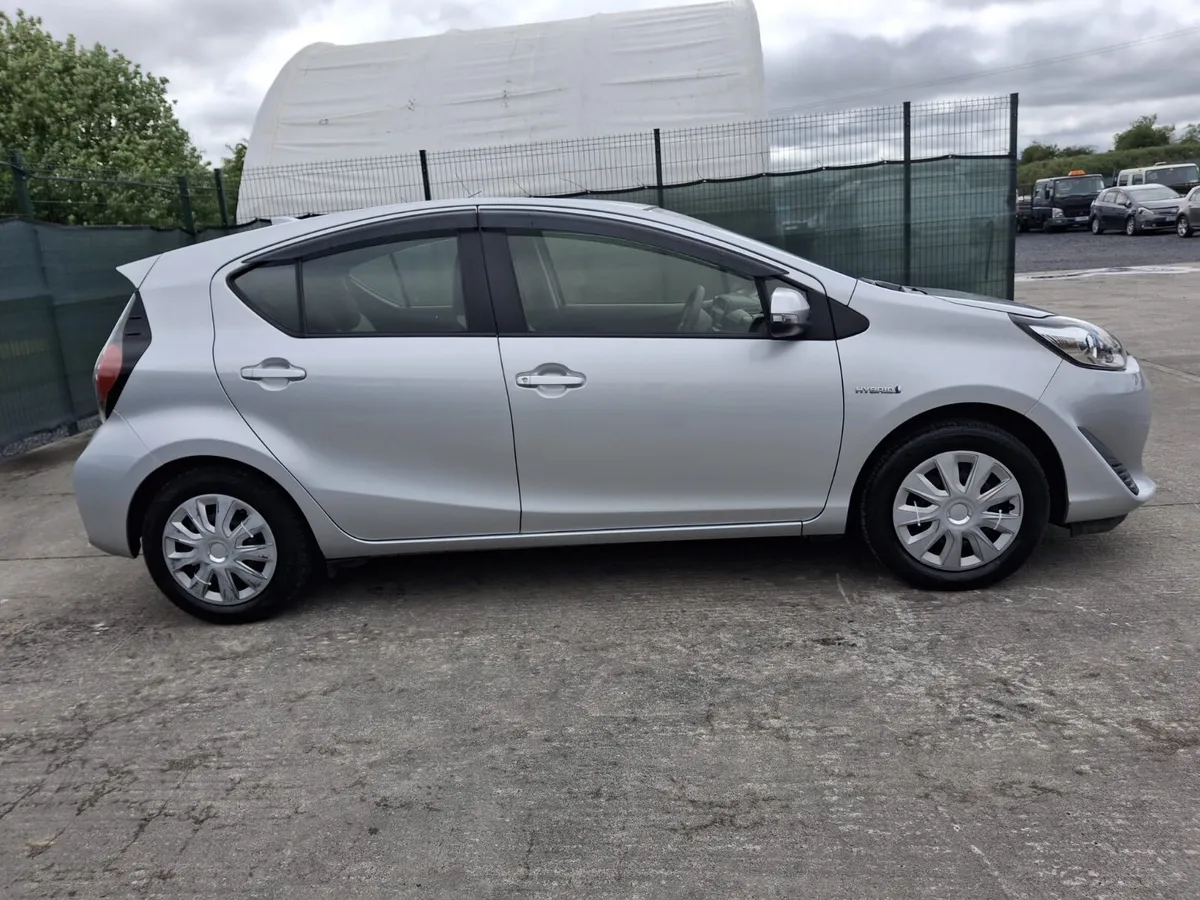 2019 Toyota Aqua Hybrid Very Light Damage - Image 4