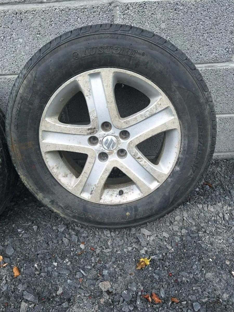 Vitara alloys 90% Tyres 225/65/17 - Image 2
