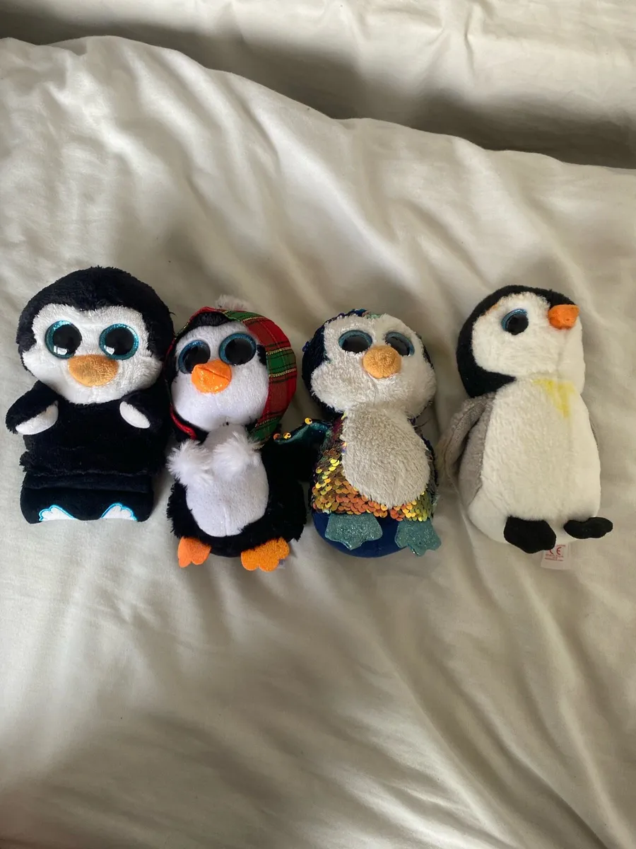 Phone holder penguin with 3 penguin teddys