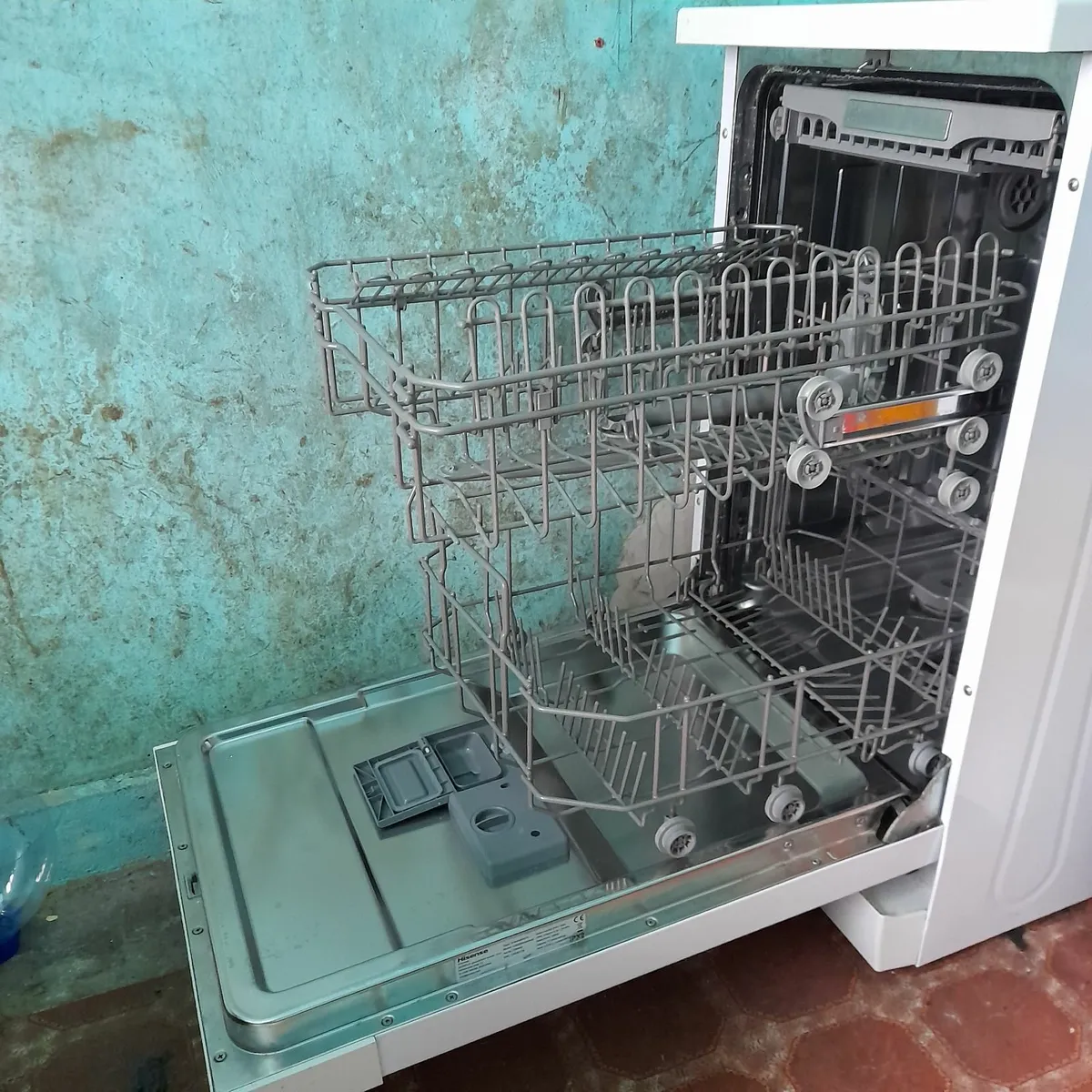 Slimline Hisense Dishwasher - Image 3