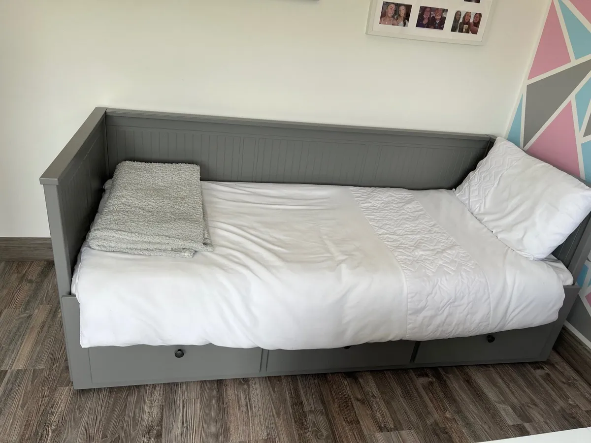 GreyDay bed that pulls out to make a double - Image 1