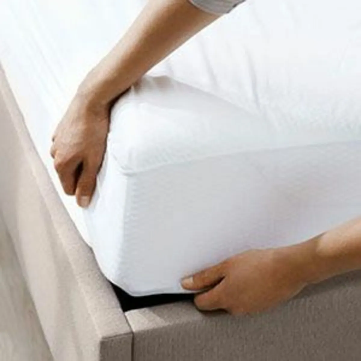 BRAND NEW  - mattress protector - small double - Image 1