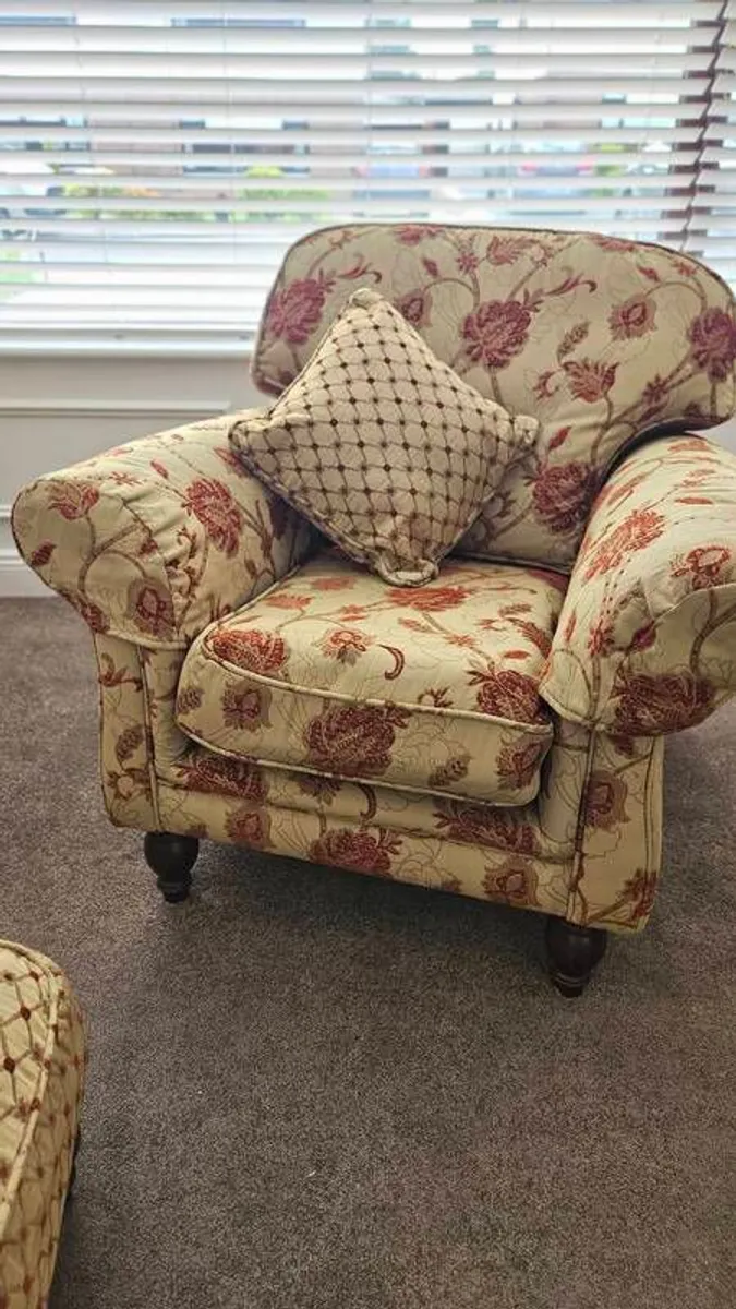 finline furniture 3 + 1 + Queen Anne and footstool - Image 2