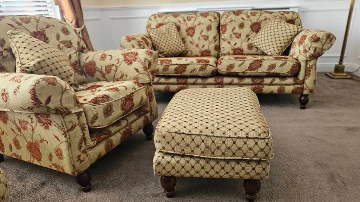 finline furniture 3 + 1 + Queen Anne and footstool - Image 4