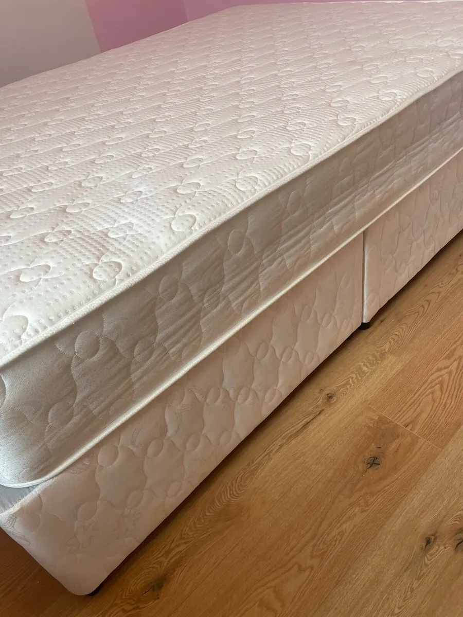 Bed and mattress - Image 2