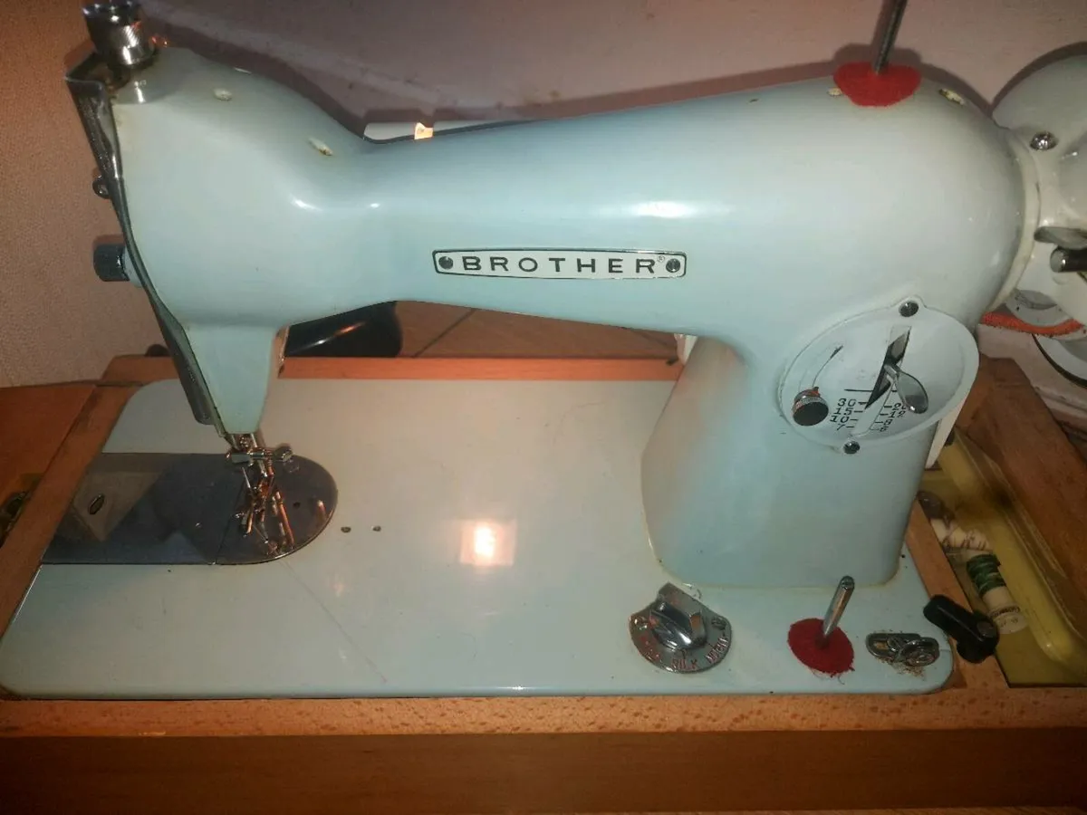 Vintage sewing machine - Image 1