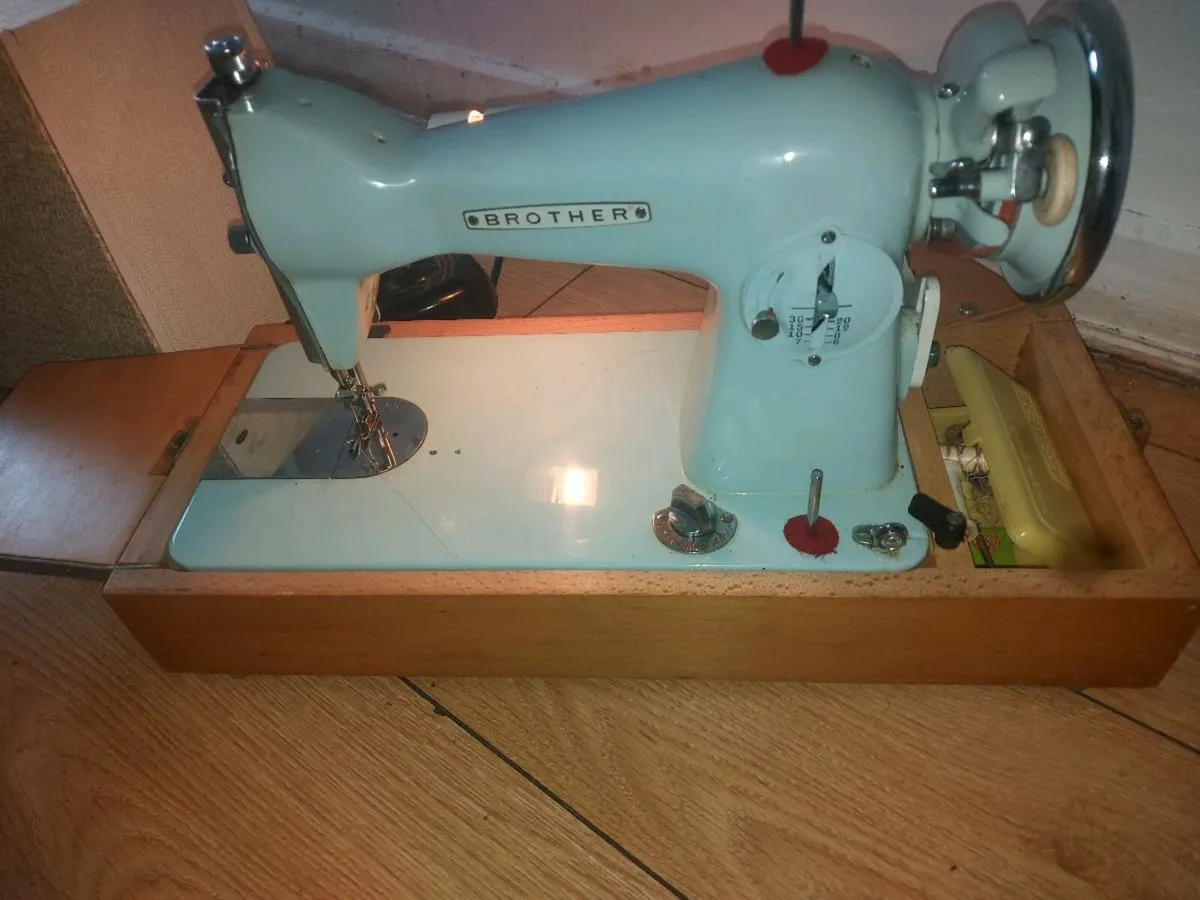 Vintage sewing machine - Image 2
