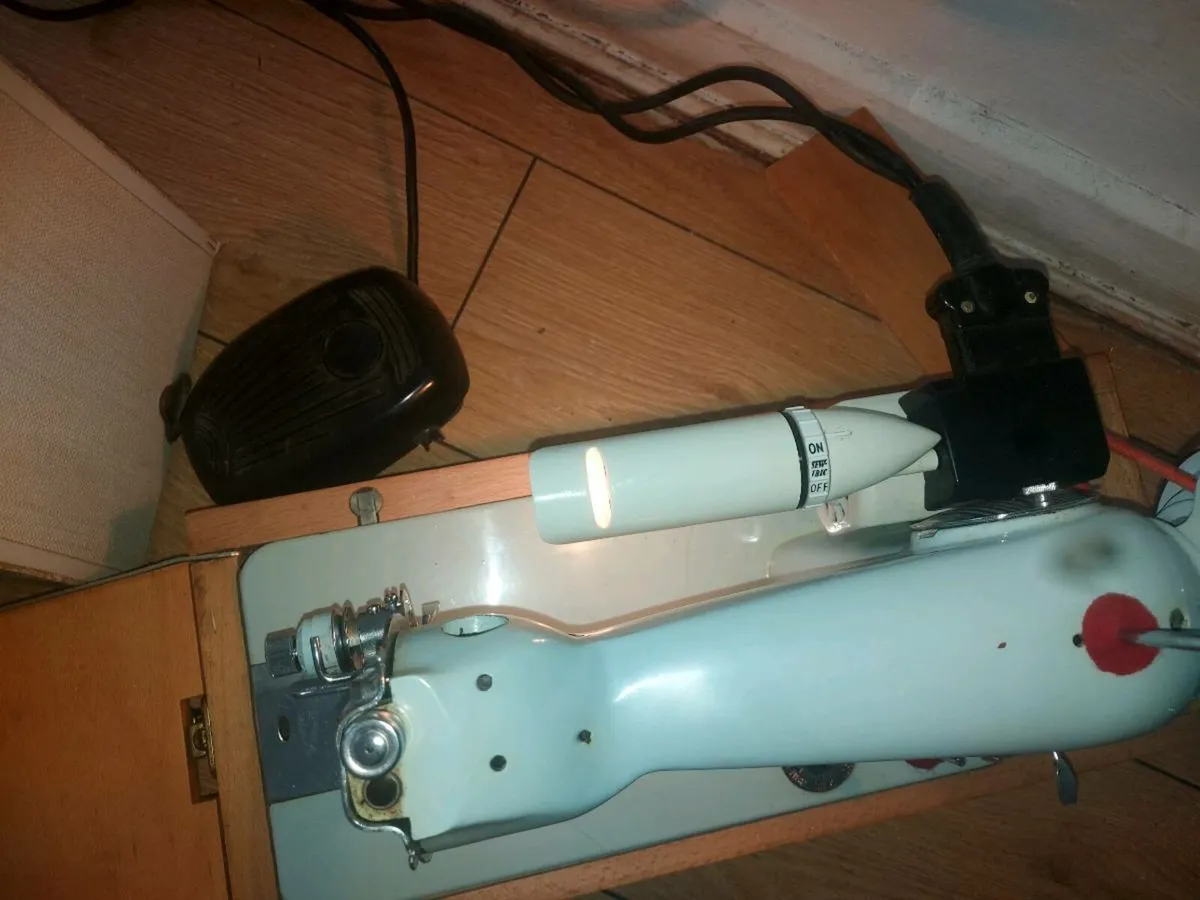 Vintage sewing machine - Image 3