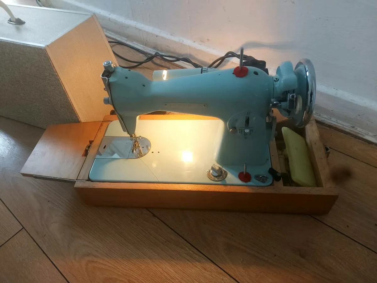Vintage sewing machine - Image 4