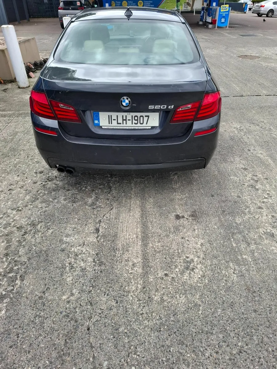 BMW 5-Series 2011 - Image 2
