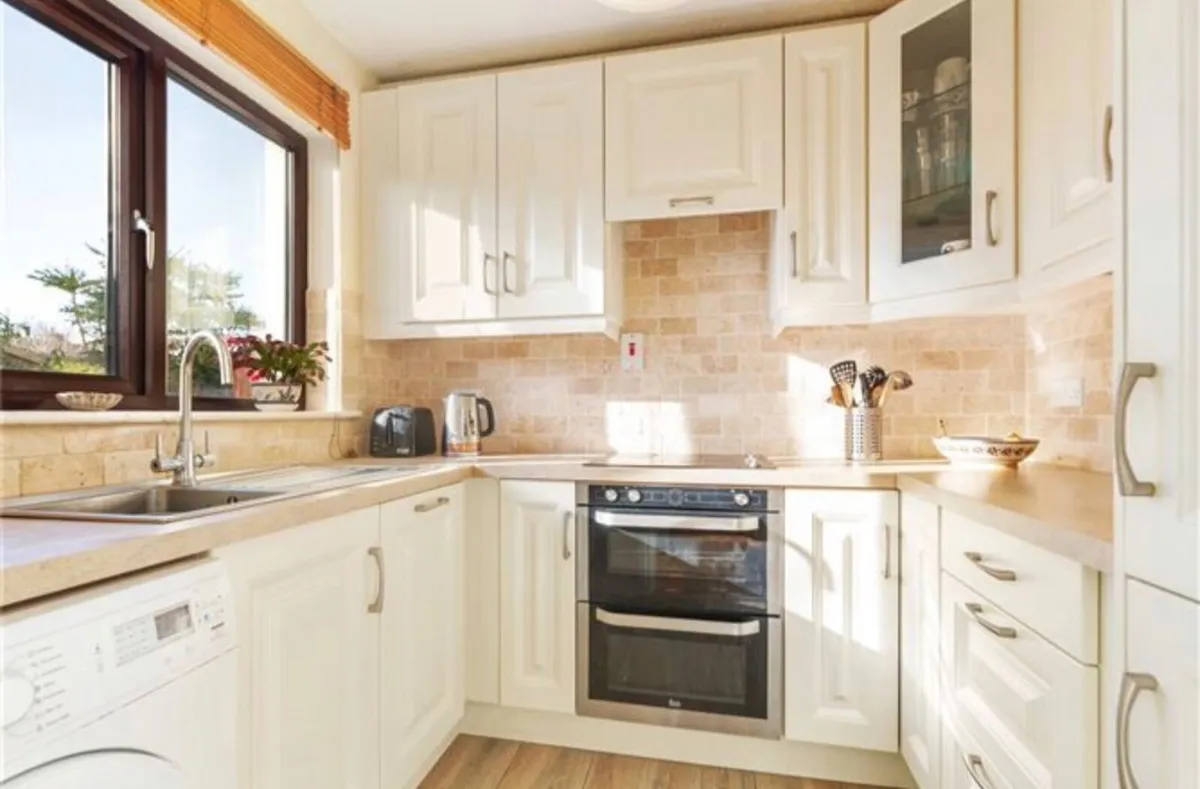 Kitchen units - Image 1