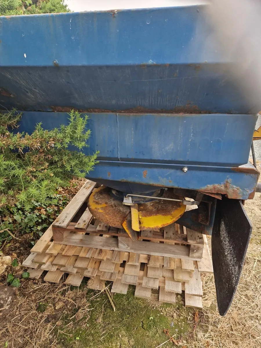 Fertiliser Spreader - Image 2