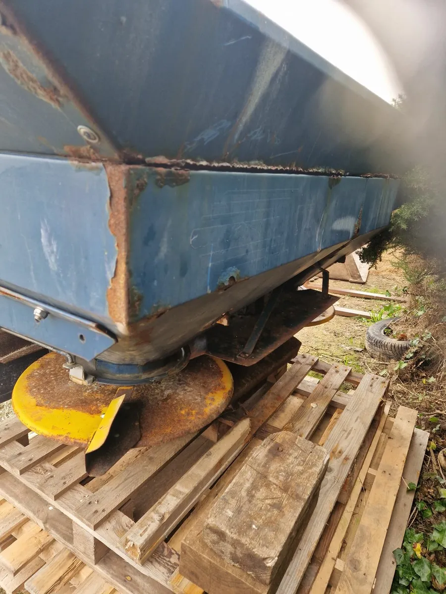 Fertiliser Spreader - Image 3