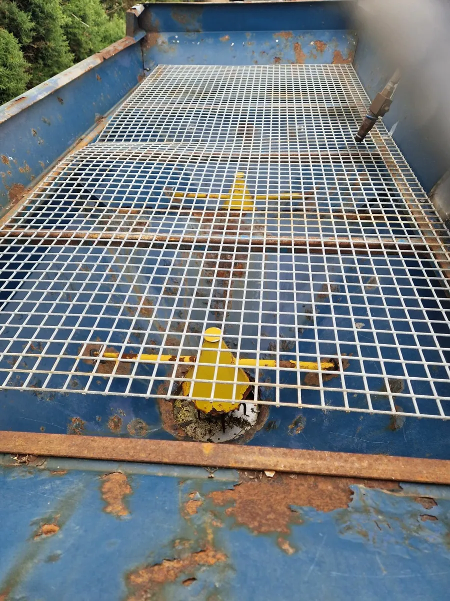 Fertiliser Spreader - Image 4
