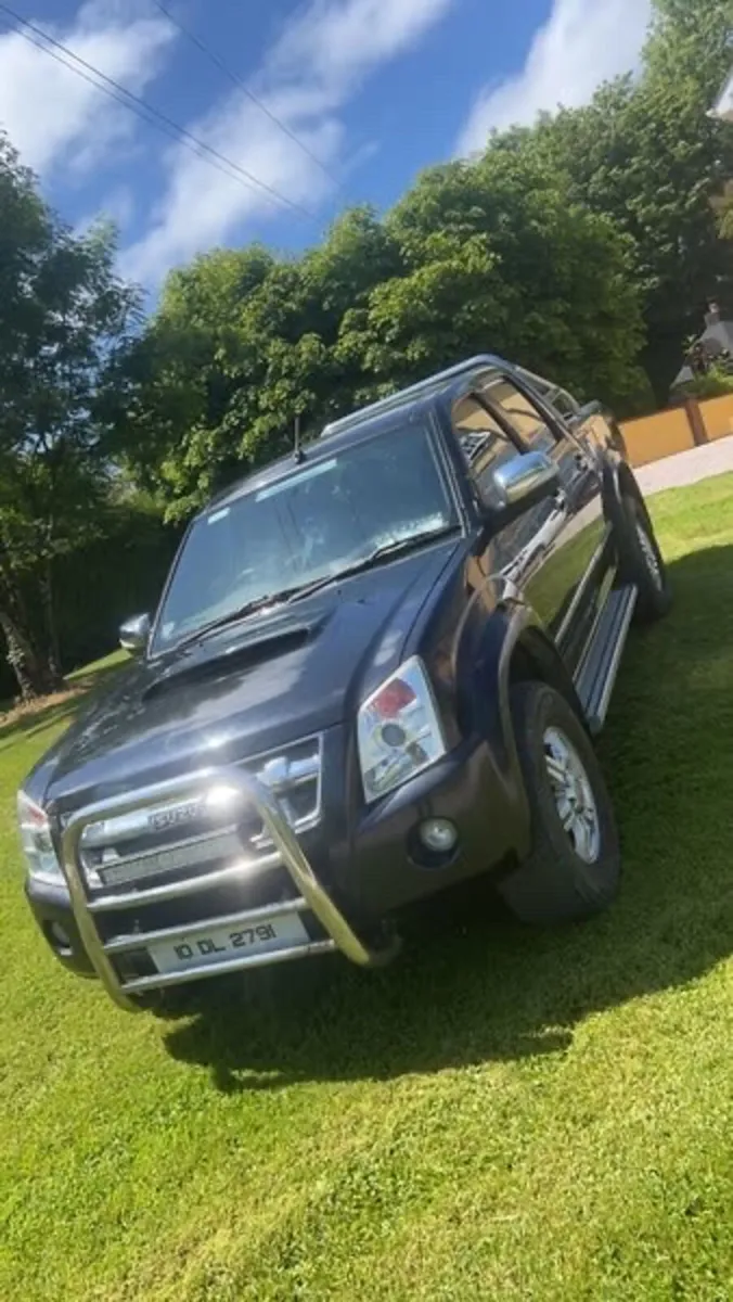 Isuzu dmax low miles - Image 3
