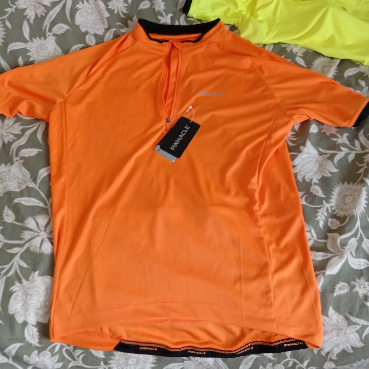 Cycling tops and cycling pants - Image 1
