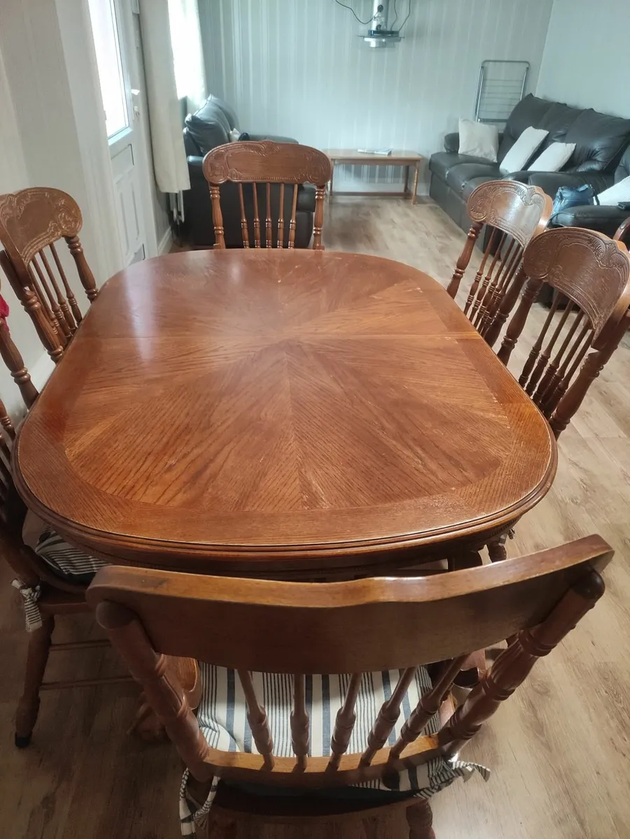 Table and 6 chairs - Image 1