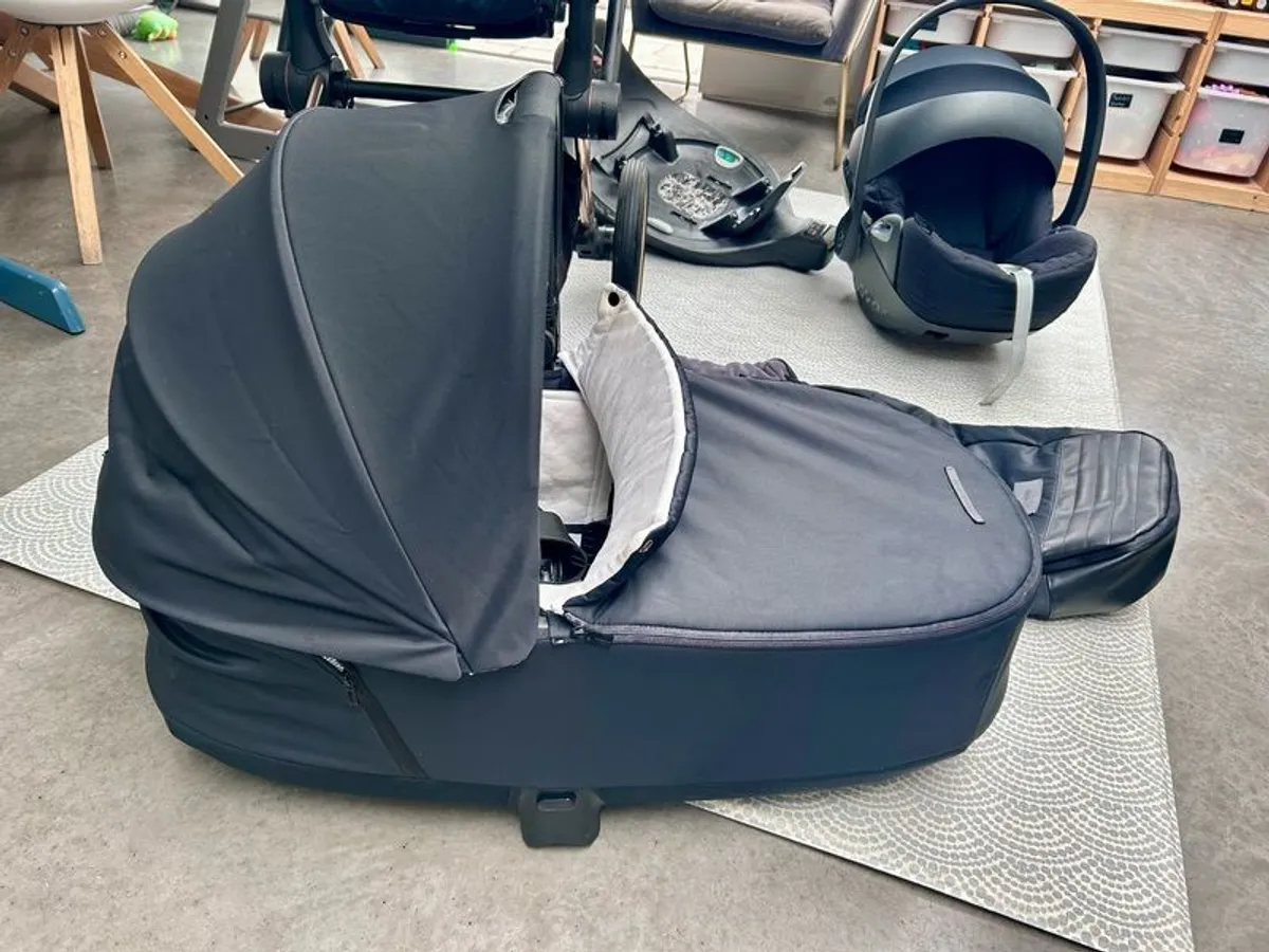 Cybex Priam Rose Gold Travel System - Image 3