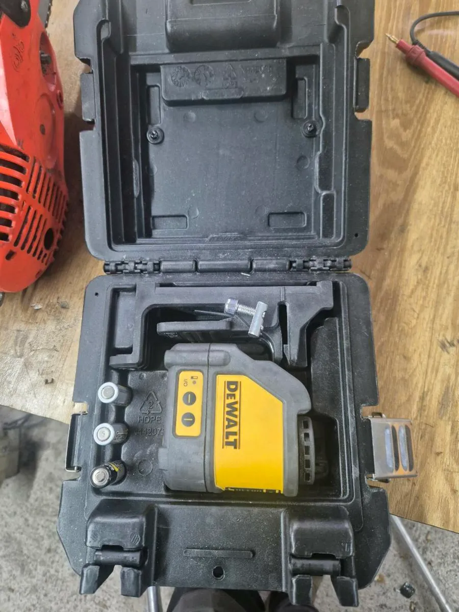 DeWalt dw088 self-leveling laser - Image 1