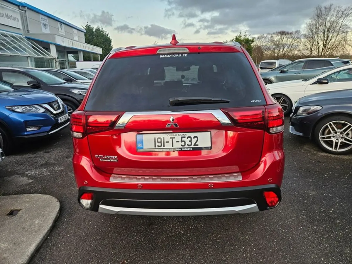 Mitsubishi Outlander 4WD 6MT 4DR - Image 3