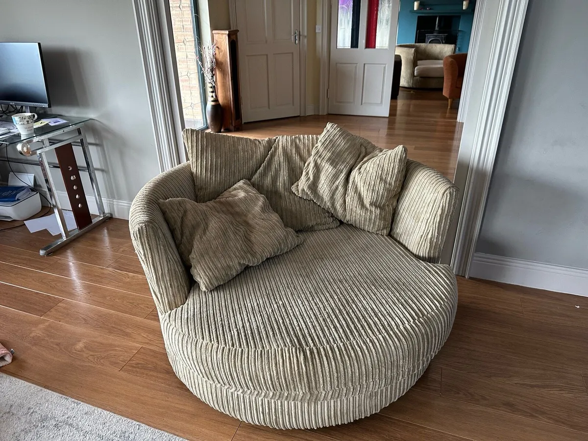 Swivel chair - Image 1