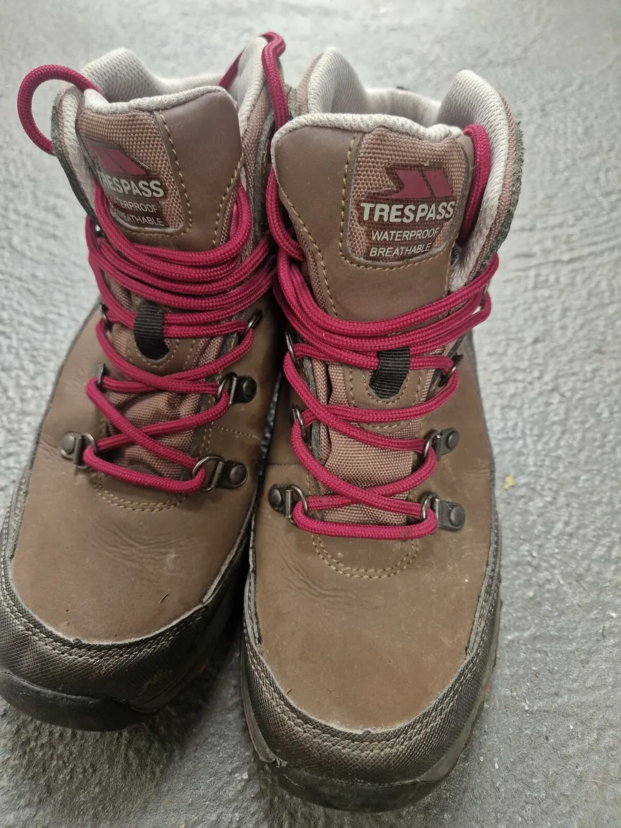 Hiking boots - Image 1