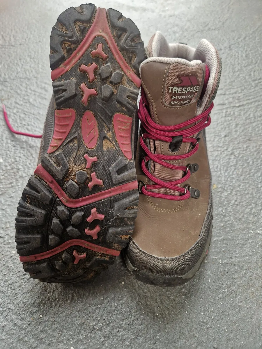 Hiking boots - Image 2
