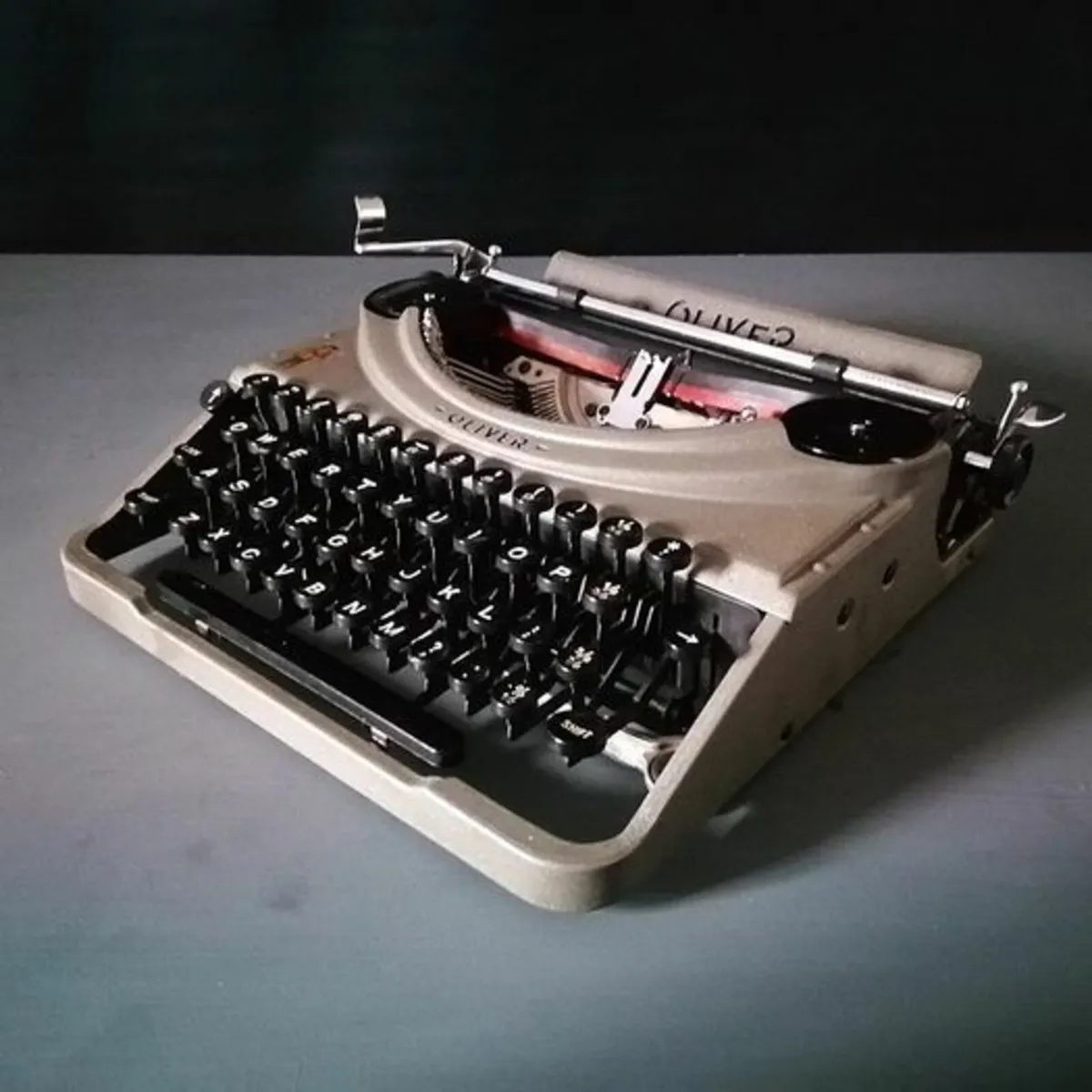Oliver Portable typewriter - Fully Restored - Image 1