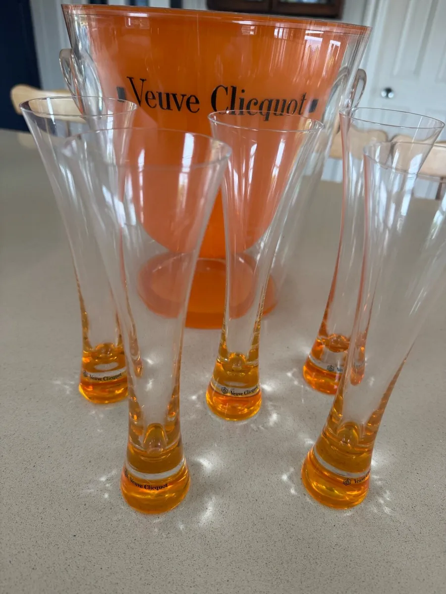 Veuve Clicquot ice bucket and glasses - Image 1