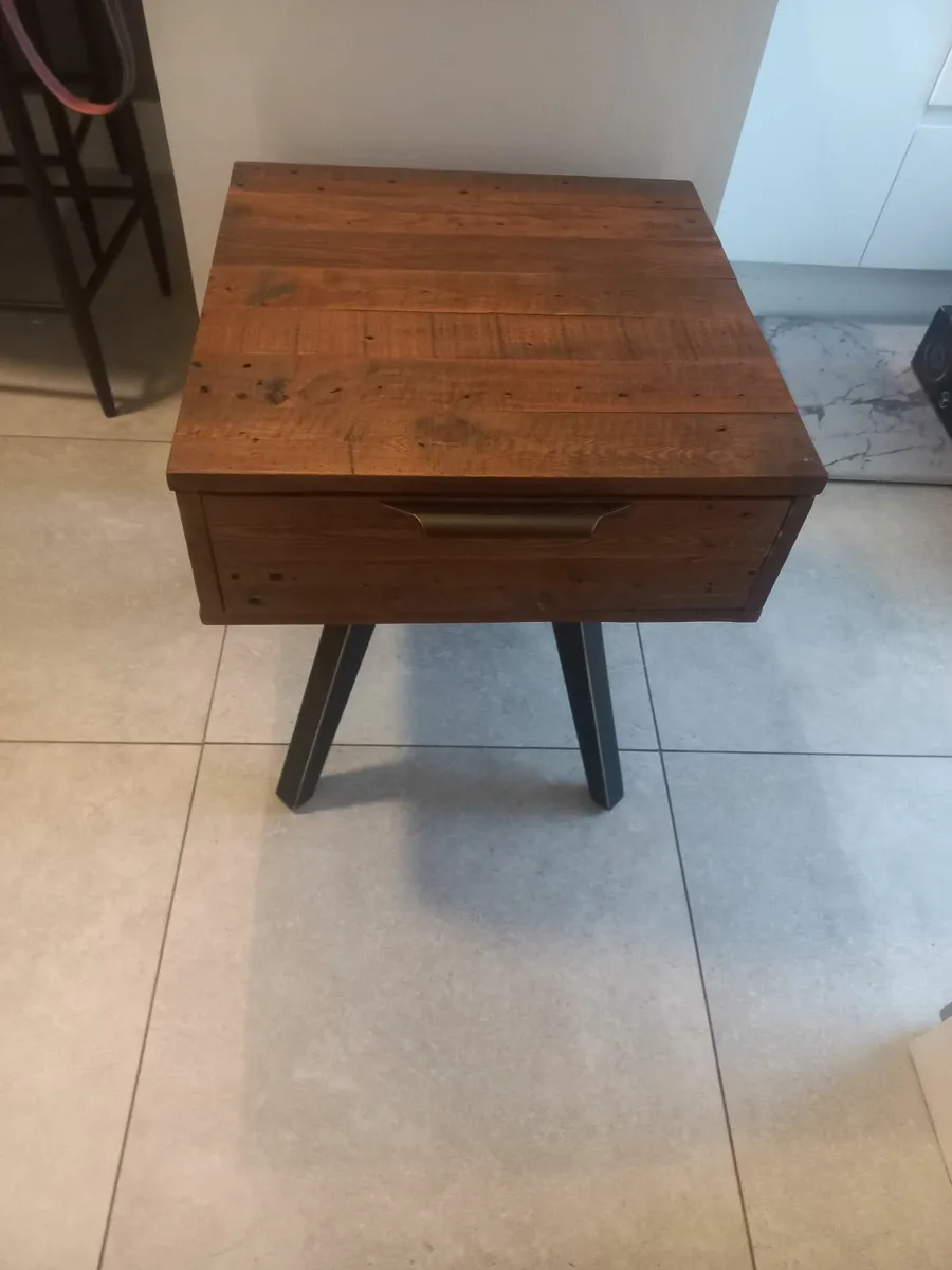 Bench and side table - Image 1