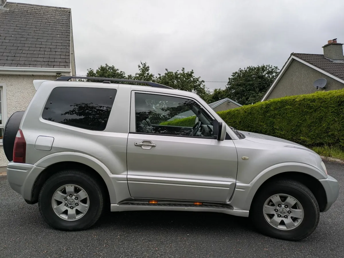 Mitsubishi Shogun Warrior 2003 Commercial - Image 1
