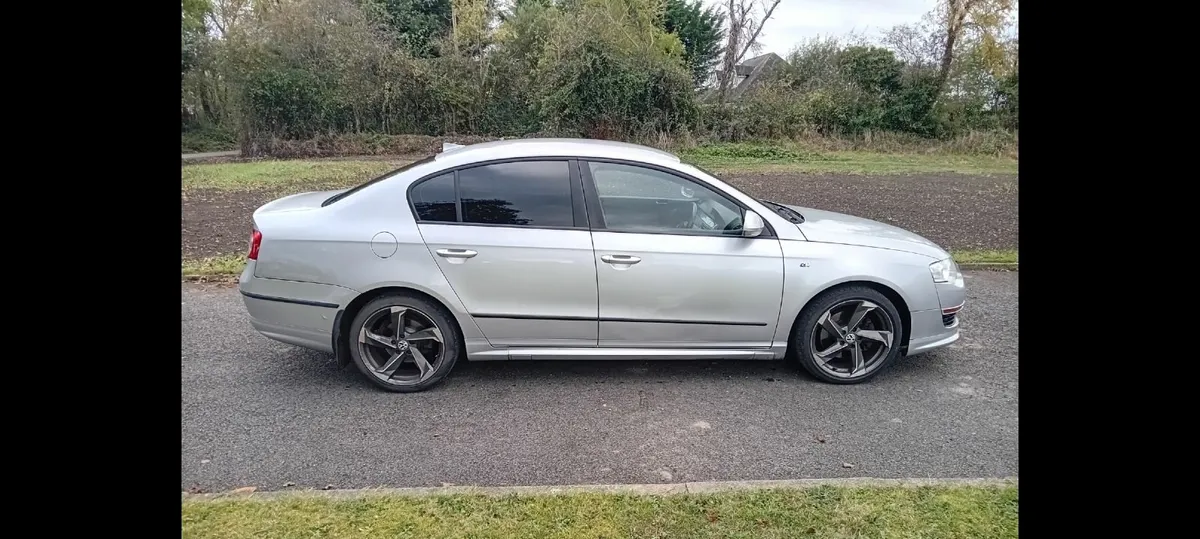 Volkswagen Passat 2010 - Image 2