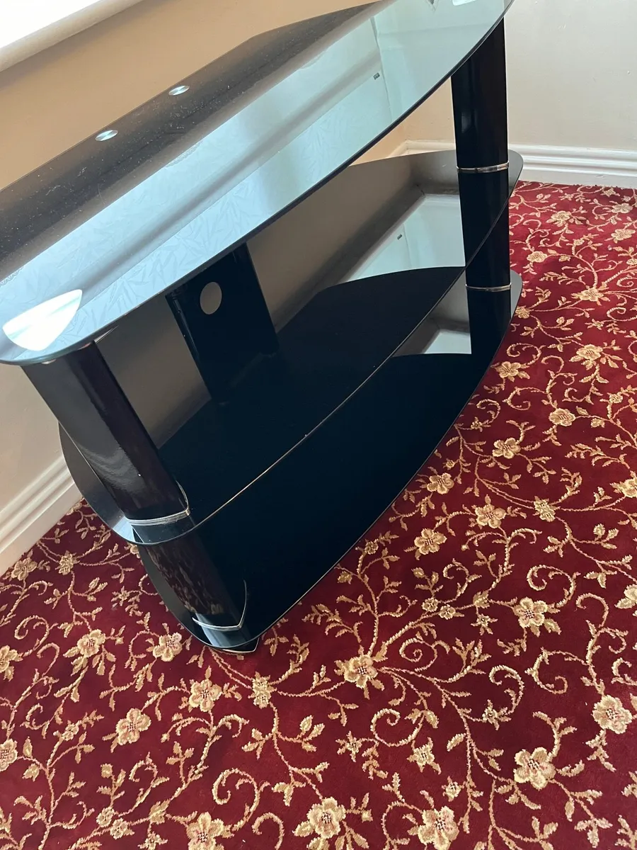 Glass TV table - Image 1