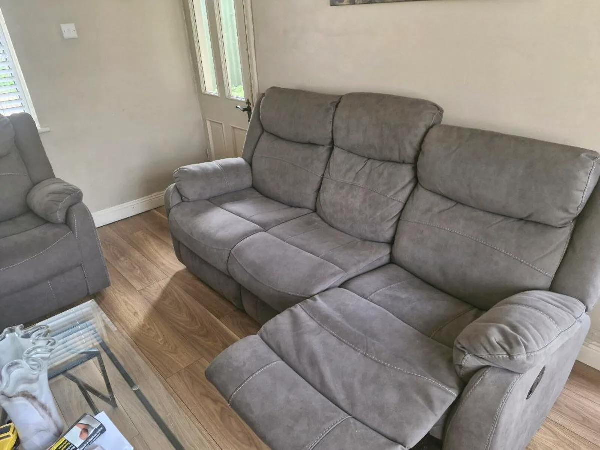 3 seater recliner and arm chair - Image 2