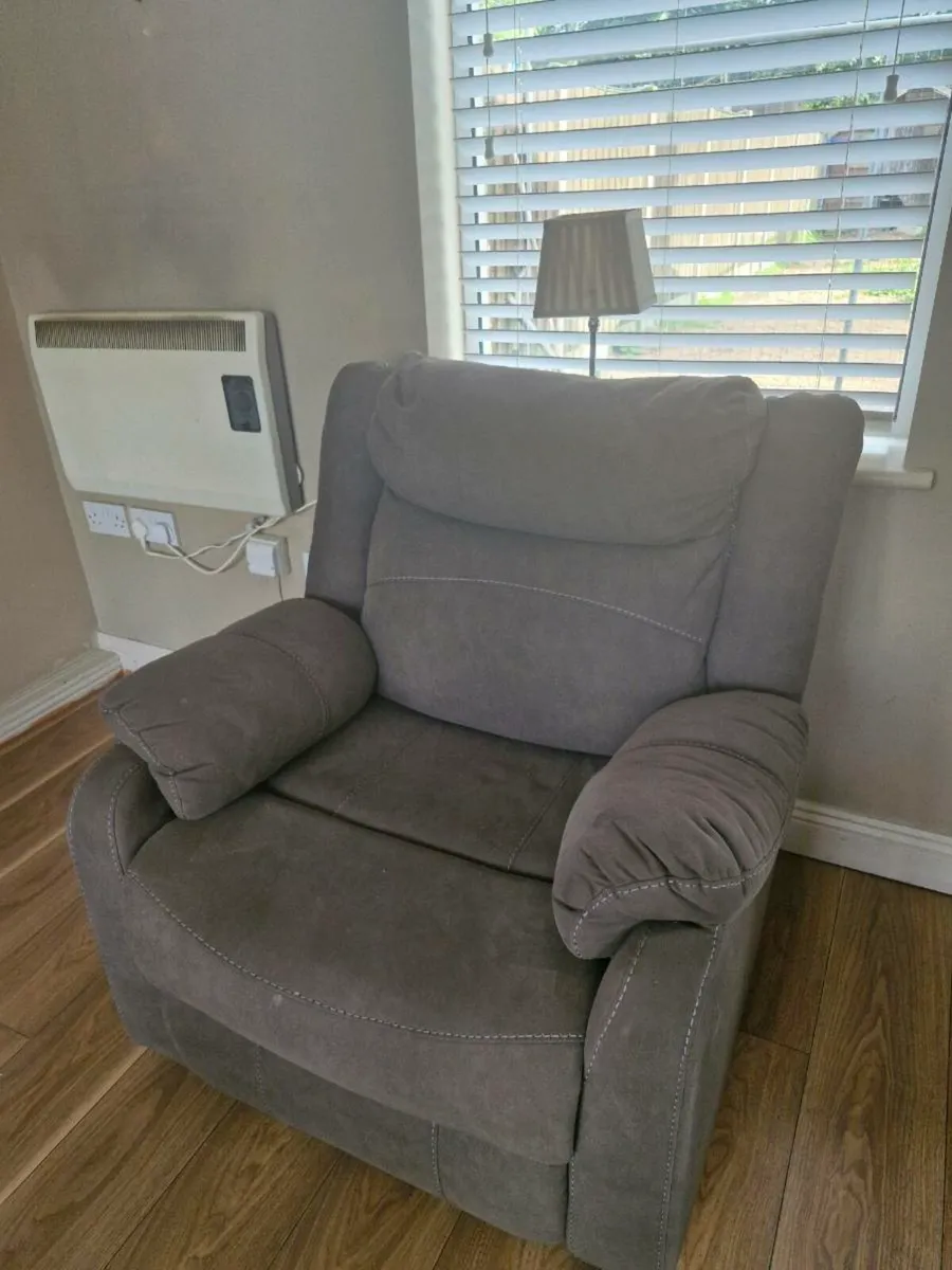 3 seater recliner and arm chair - Image 3